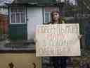 Alina Kapatsyna tient une affiche qui dit : « Ramenez ma mère de captivité », écrit en ukrainien, à Dnipro, Ukraine, le 6 janvier.