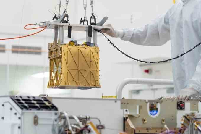 Instrument MOXIE en cours d'installation sur le rover Perseverance de la NASA.