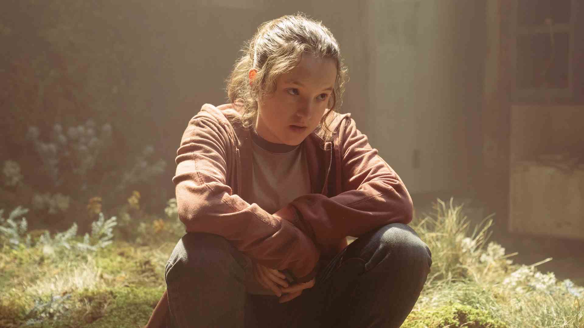 Bella Ramsey dans le rôle d'Ellie, à genoux, dans l'épisode 2 de The Last of Us sur HBO