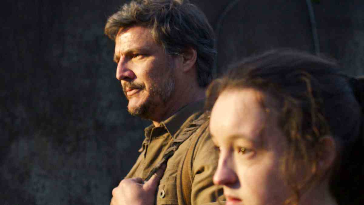 Pedro Pascal comme Joel, avec Bella Ramsey comme Ellie, au premier plan dans The Last of Us.