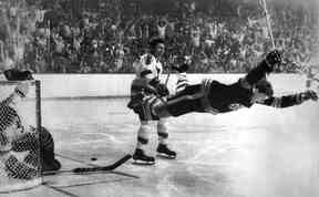 Bobby Orr des Bruins de Boston est en vol après avoir marqué le but qui a remporté la coupe Stanley pour les Bruins de Boston, le 10 mai 1970, contre les Blues de St. Louis au Boston Garden.