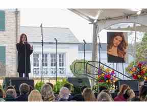 Priscilla Presley parle lors d'un mémorial public pour sa fille, la chanteuse Lisa Marie Presley, la seule fille de la 