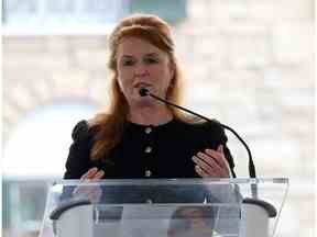 Sarah Ferguson, la duchesse d'York, prend la parole lors d'un mémorial public pour la chanteuse Lisa Marie Presley, la fille unique du 