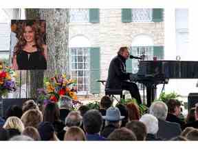 Axl Rose se produit lors d'un mémorial public pour la chanteuse Lisa Marie Presley, la fille unique du 