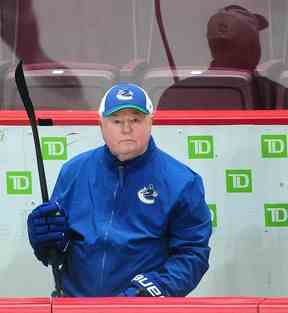L'entraîneur-chef des Canucks Bruce Boudreau lors d'un entraînement au Rogers Arena de Vancouver le 17 janvier 2023.