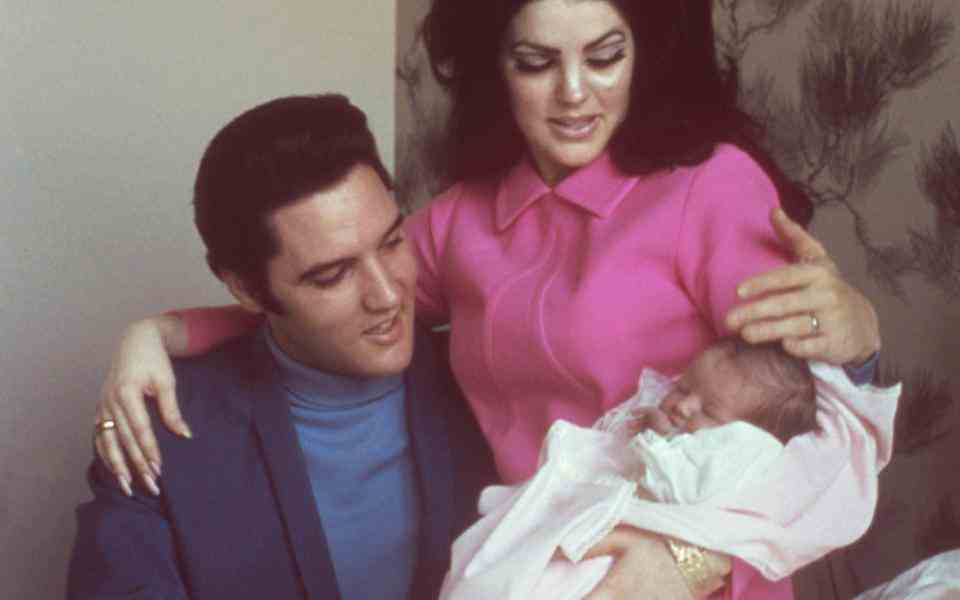 Elvis Presley avec sa femme Priscilla Beaulieu Presley et leur fille de 4 jours Lisa Marie Presley le 5 février 1968