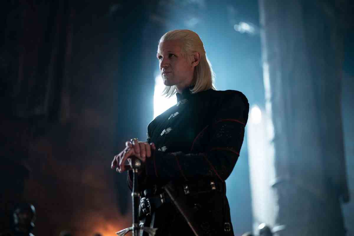 Matt Smith dans le rôle du prince Daemon Targaryen debout, les mains jointes sur une canne dans House of the Dragon