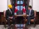 Le chef du NPD, Jagmeet Singh, rencontre le premier ministre Justin Trudeau sur la colline du Parlement à Ottawa, le jeudi 14 novembre 2019. LA PRESSE CANADIENNE/Sean Kilpatrick 