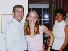 MAXWELL L'APPELANT UN FAUX: Le prince Andrew, Virginia Roberts Giuffre et la mondaine Ghislaine Maxwell sur une photo que Giuffre dit avoir été prise en mars 2001..