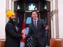 Le chef du NPD Jagmeet Singh et le premier ministre Justin Trudeau sur la colline du Parlement à Ottawa.