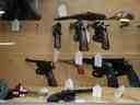 Une sélection d'armes de poing exposées dans un magasin d'Ottawa en juin 2022, peu après que le premier ministre Justin Trudeau a annoncé un projet de gel des ventes à la suite des récentes fusillades de masse aux États-Unis