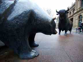 Statues d'ours et de taureau devant la bourse de Francfort en Allemagne.