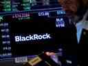 Un commerçant travaille comme un écran affiche les informations de négociation pour BlackRock Inc. sur le parquet de la Bourse de New York.