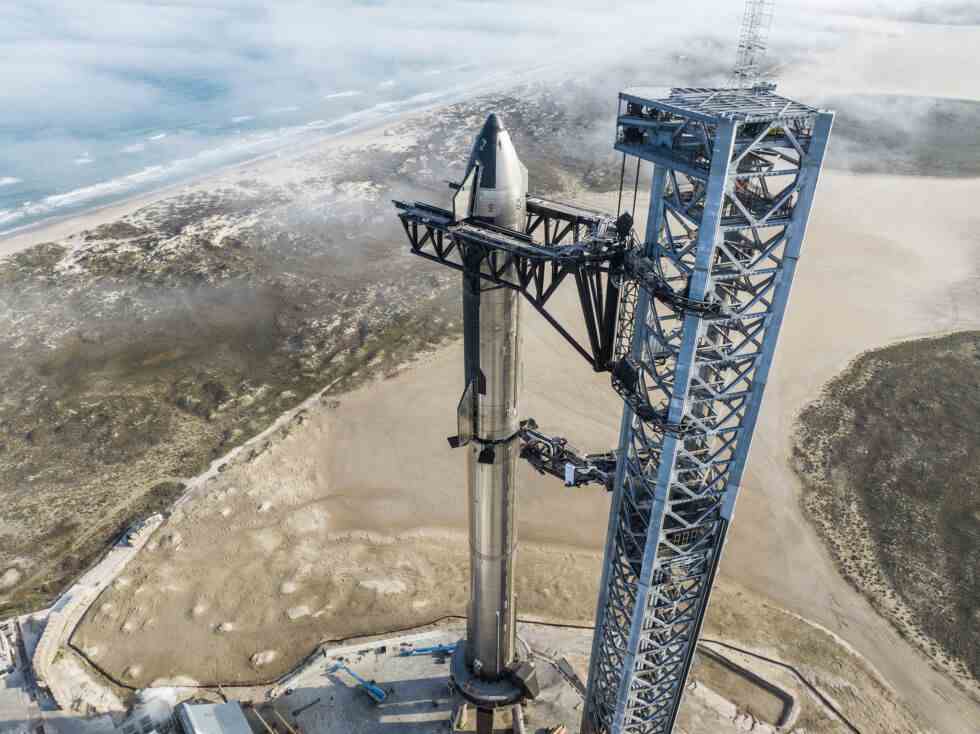 Parmi les infrastructures de lancement que SpaceX veut protéger se trouve cette énorme tour de lancement et de capture.