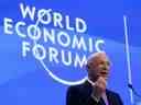 Le fondateur et président exécutif Klaus Schwab prend la parole lors de l'ouverture du Forum économique mondial annuel 2023 à Davos, en Suisse. 