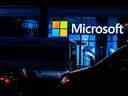 Signalisation Microsoft à New York.  L'entreprise technologique prévoit de réduire ses effectifs de 5% cette année.