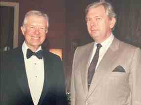 George Schwab, à droite, et l'ancien président américain, Jimmy Carter.