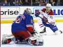 Michael Pezzetta des Canadiens de Montréal tire sur Igor Shesterkin des Rangers de New York en troisième période au Madison Square Garden de New York le 15 janvier 2023.