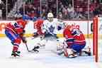 L'attaquant des Maple Leafs William Nylander vise un rebond devant le filet des Canadiens samedi à Montréal.  Nylander n'a pas été élu pour le match des étoiles de la LNH, même si beaucoup croient qu'il devrait être là. 