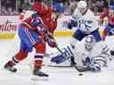 Le gardien des Maple Leafs de Toronto Ilya Samsonov effectue un arrêt contre l'attaquant des Canadiens de Montréal Christian Dvorak lors de la deuxième période au Centre Bell. 