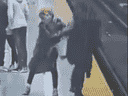 Dans cette capture d'écran tirée d'une vidéo publiée par BlogTO, une femme est poussée sur les voies du métro à la station Bloor-Yonge le dimanche 17 avril 2022. La victime a survécu.