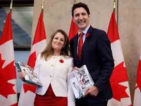 La ministre des Finances du Canada Chrystia Freeland et le premier ministre Justin Trudeau s'arrêtent pour une photo avant de présenter l'énoncé économique de l'automne à Ottawa le 3 novembre 2022.