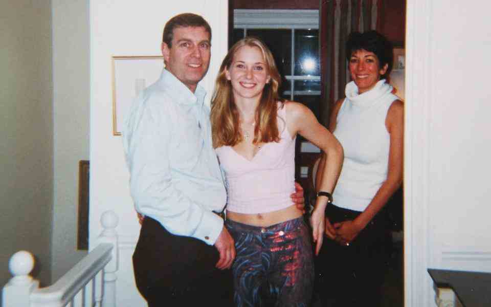 Virginia Roberts photographiée avec le prince Andrew et Ghislaine Maxwell au début de 2001