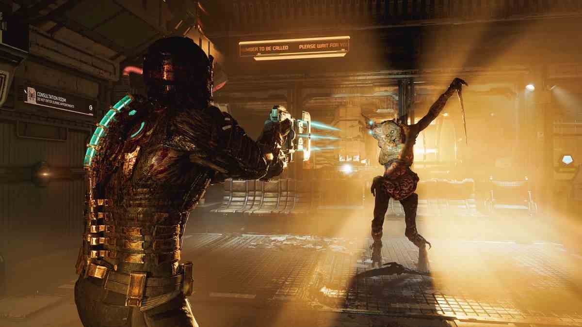 Isaac Clarke vise avec son arme Plasma Cutter un Slasher Necromorph dans une capture d'écran du remake 2023 de Dead Space