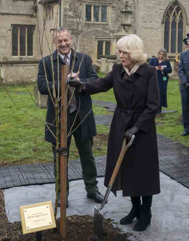 Camilla a planté un arbre dans le cimetière (Arthur Edwards/The Sun/PA)