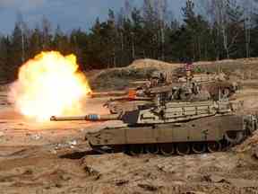 Le char M1A1 Abrams de l'armée américaine tire lors de l'exercice militaire Crystal Arrow 2021 du groupement tactique de présence avancée renforcée de l'OTAN à Adazi, en Lettonie, le 26 mars 2021.