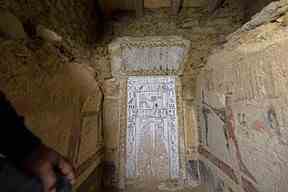 Une photo montre une vue à l'intérieur de la tombe récemment découverte sur le site archéologique de Saqqarah, au sud du Caire, le 26 janvier 2023.
