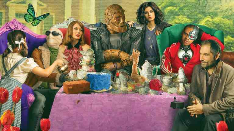 Une image promotionnelle pour Doom Patrol sur HBO Max, montrant ses personnages principaux en train de prendre le thé