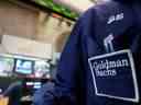 Un trader travaille au stand de Goldman Sachs sur le parquet de la Bourse de New York.