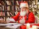 Père Noël dans la bibliothèque lisant des lettres