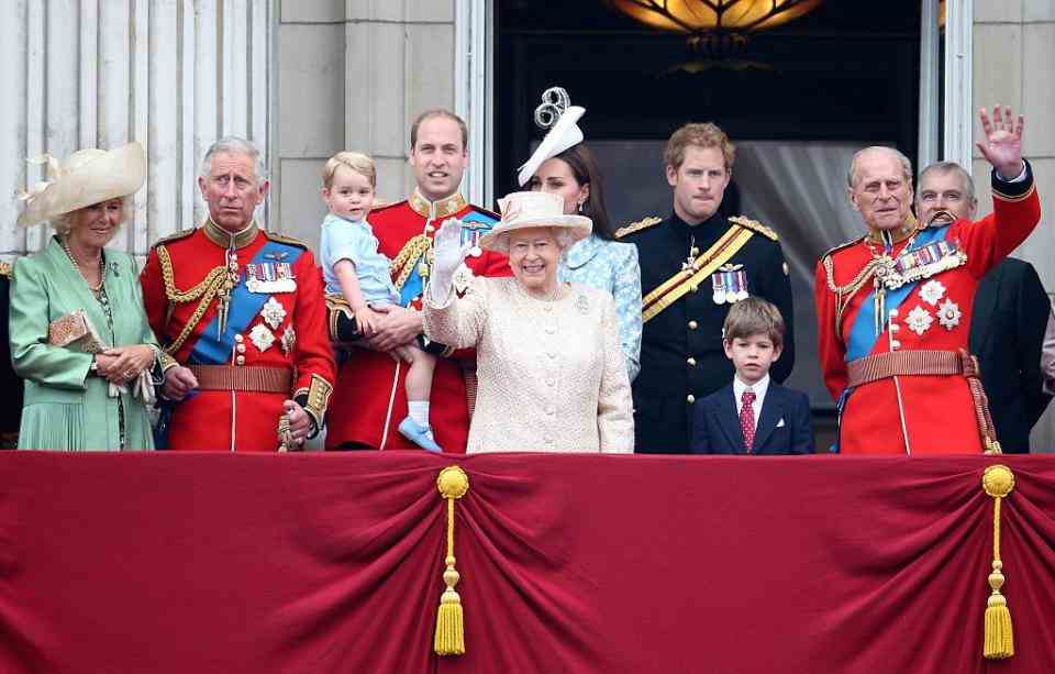 londres, angleterre 13 juin lr camilla, duchesse de cornouailles, prince charles, prince de galles, prince george de cambridge, prince william, duc de cambridge, catherine, duchesse de cambridge, reine elizabeth ii, prince harry et prince philip, duc dedimbourg r regarder le survol depuis le balcon du palais de buckingham à la suite de la parade de la cérémonie des couleurs le 13 juin 2015 à londres, en angleterre la cérémonie est la reine elizabeth iis parade annuelle d'anniversaire et remonte à l'époque de charles ii au 17ème siècle, quand les couleurs d'un régiment ont été utilisées comme point de ralliement dans la bataille photo de chris jacksongetty images