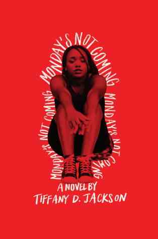 la couverture de Monday's Not Coming , avec une photo d'une adolescente noire assise avec ses genoux contre sa poitrine lavée de couleur rouge