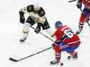 Evgenii Dadonov (63 ans) des Canadiens de Montréal regarde la rondelle avec Nick Foligno (17 ans) des Bruins de Boston qui entre en jeu lors de la première période de la LNH à Montréal le mardi 24 janvier 2023.