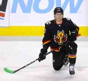 L'attaquant des Flames Walker Duehr a joué sept matchs de suite depuis son rappel des Wranglers de Calgary de la AHL.