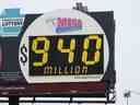 Un panneau d'affichage le long de l'Interstate 95 annonce le jackpot du Mega Millions à Philadelphie, le mercredi 4 janvier 2023.