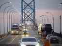 Un camion transportant de nouvelles voitures traverse le pont Ambassador à la frontière canado-américaine à Windsor, en Ontario. 