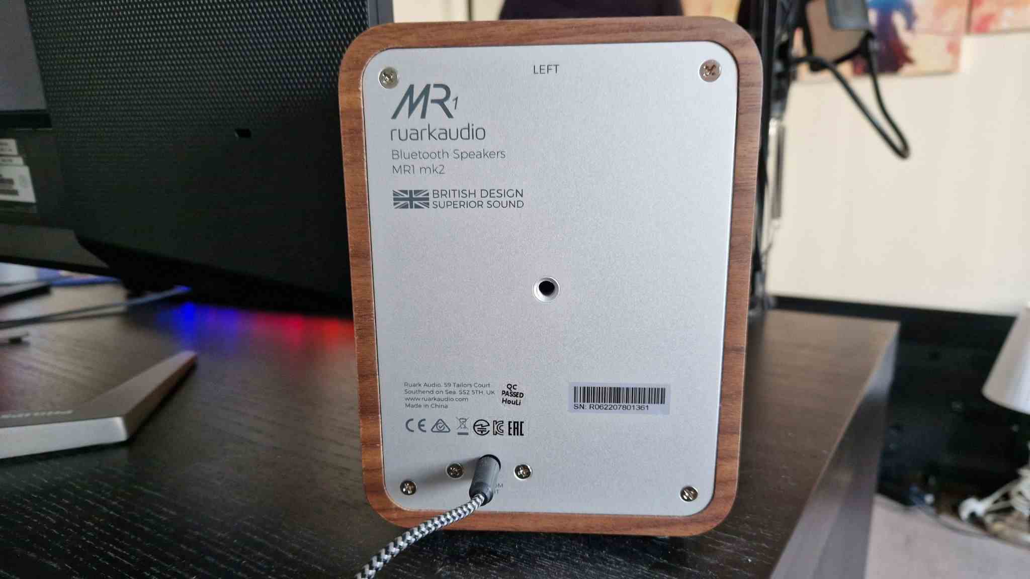 Image d'examen des haut-parleurs Bluetooth Ruark MR1 Mk2 montrant l'arrière du haut-parleur gauche