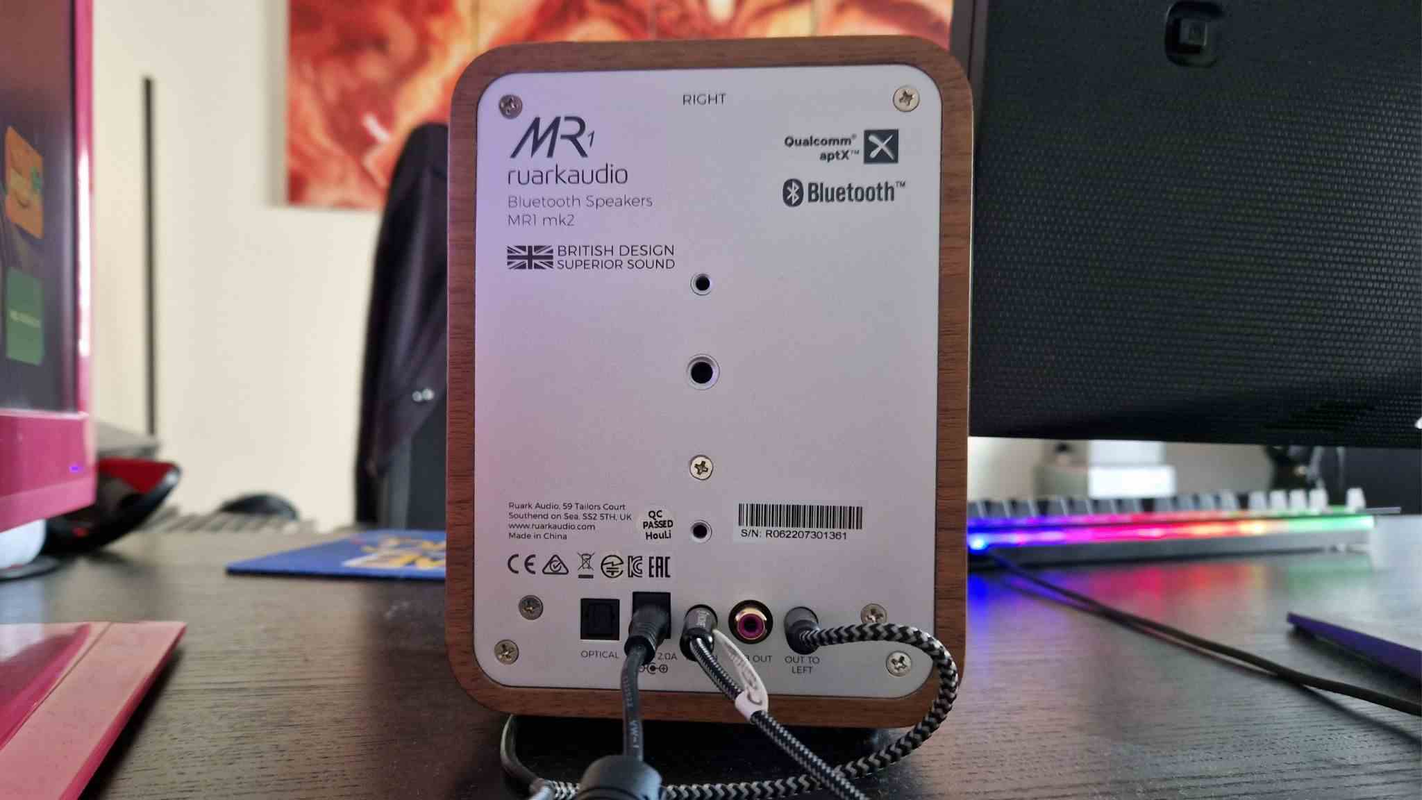 Image d'examen des haut-parleurs Bluetooth Ruark MR1 Mk2 montrant l'arrière du haut-parleur droit et les différents ports de connexion
