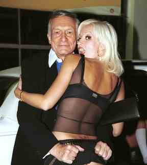 L'éditeur de Playboy Magazine Hugh Hefner et sa petite amie Holly Madison flashent devant l'hôtel Standard le 24 septembre 2003.