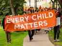 Les participants défilent lors de la marche Every Child Matters - Healing March qui a débuté à l'Assemblée législative de l'Alberta à Edmonton, le vendredi 1er juillet 2022. 