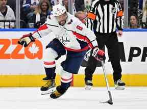 L'attaquant des Capitals de Washington Alex Ovechkin poursuit la rondelle contre les Maple Leafs de Toronto en troisième période au Scotiabank Arena le 13 octobre 2022.