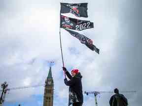 Les drapeaux ont volé haut pour les manifestants sur la Colline du Parlement samedi.