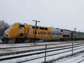 Un train de voyageurs de VIA Rail est inactif à la gare de Cobourg, en Ontario, après son annulation en raison d'interruptions de service, le 24 décembre 2022.