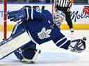 Le gardien de but des Maple Leafs de Toronto Ilya Samsonov effectue un arrêt de gant lors de la victoire de son équipe en prolongation contre les Rangers de New York au Scotiabank Arena le 25 janvier 2023.