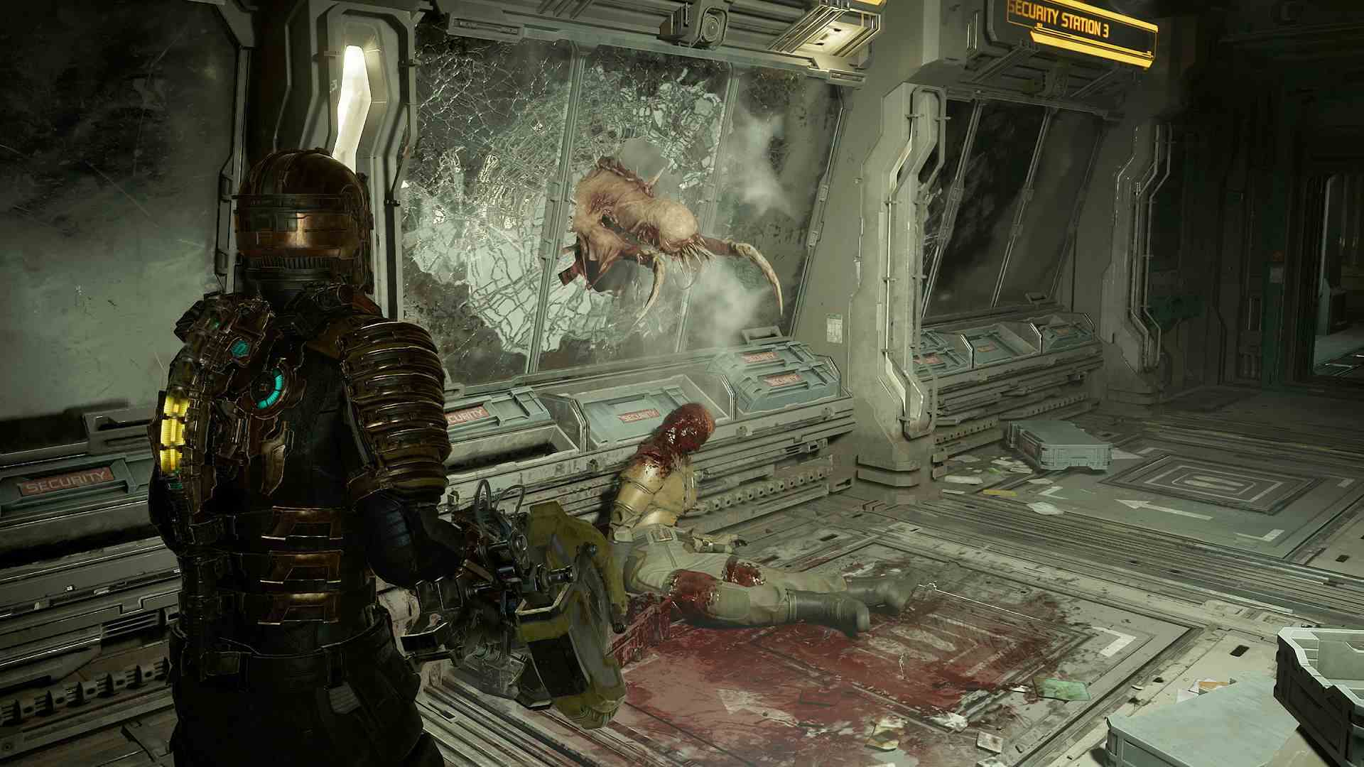 Examen de Dead Space Remake: Isaac Clark debout devant le corps avec Necromorph brisant la fenêtre