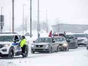 La police d'Ottawa redirigeait quelques véhicules avec des drapeaux et des décalcomanies sur la promenade Sir John A. Macdonald le dimanche 29 janvier 2023. ASHLEY FRASER/Postmedia